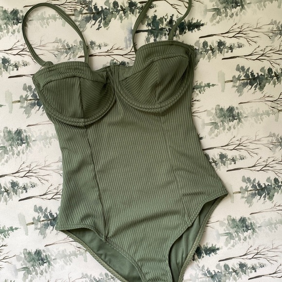 Ribbed underwire Cup Shape Swimsuit OnePiece size S - Picture 2 of 7